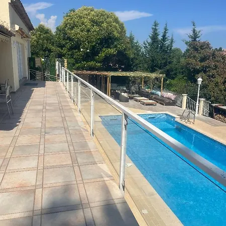 Villa Avec Piscine Vue Sur La *